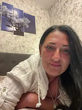 ksuha11 live cam on StripChat