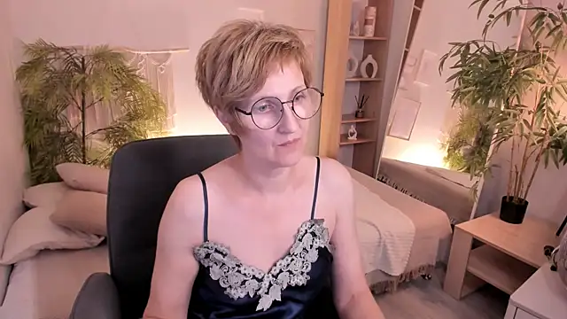 Paris_Cherry live cam on StripChat