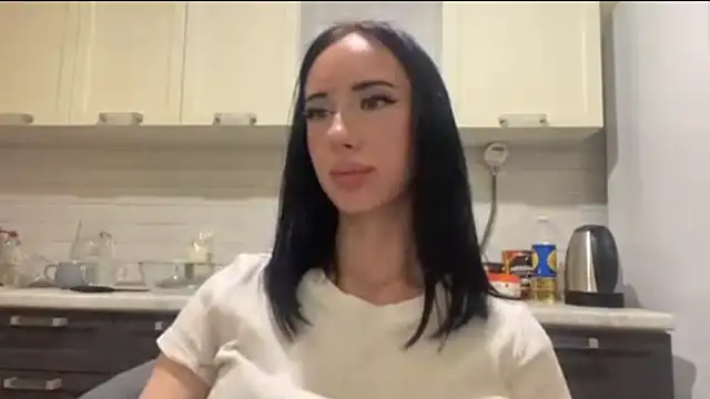 IsabellaQiueen live cam on StripChat