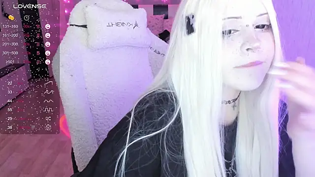 SelenaCute live cam on StripChat