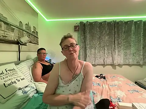 Curvy-Jinx live cam on StripChat