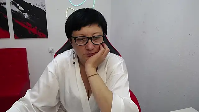 EmilyL0ve live cam on StripChat