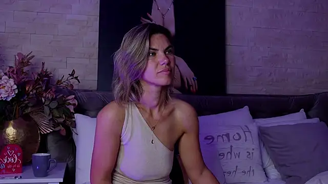 FeliciaKrige live cam on StripChat