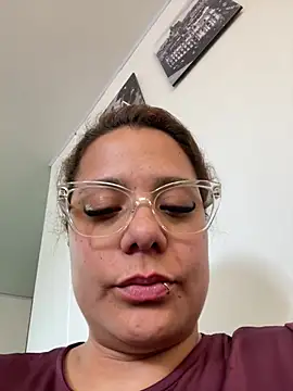 Pretty__Milf webcam