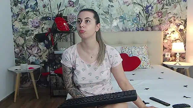 RoseDiamond06 live cam on StripChat