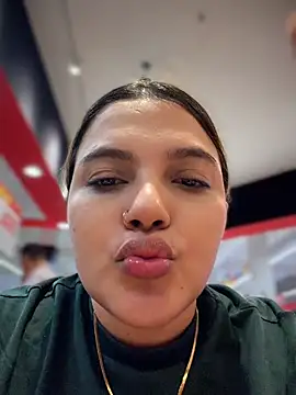 colibri_xxx (F young) - TITS OUT IN THE MALL