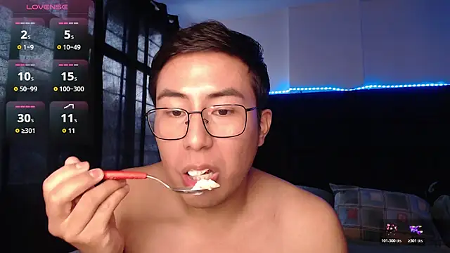 andrewmhilton_ live cam on StripChat