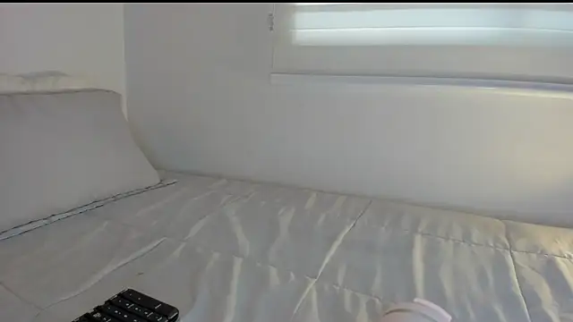 Annie_Velas_ webcam