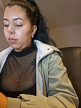 Luianna live cam on StripChat