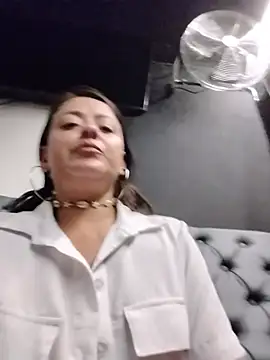 LUNAGREEN_1 live cam on StripChat