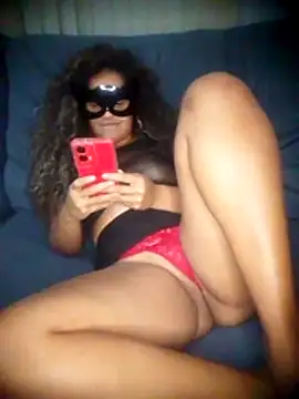 RaphinhaSanches live cam on StripChat