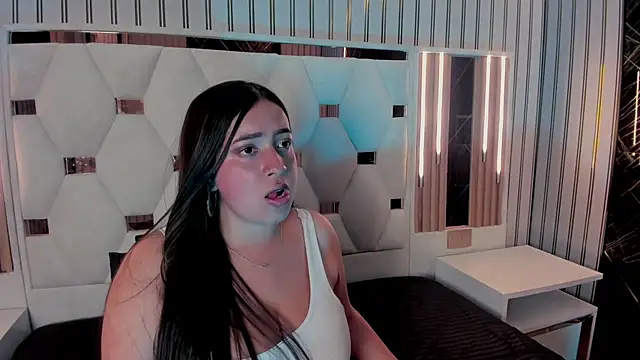 Sarai_Honeey live cam on StripChat