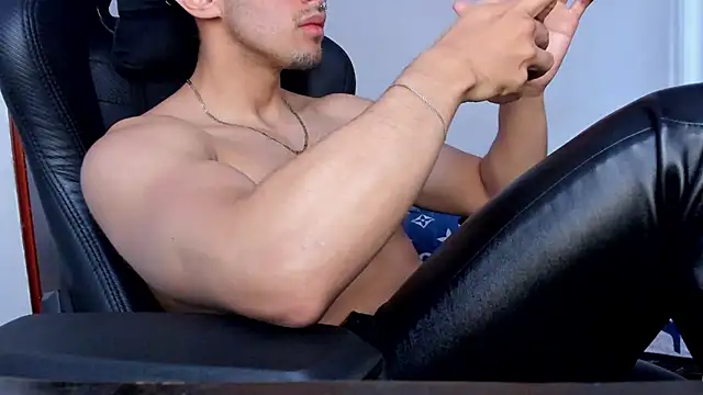 Tommy_Bred live cam on StripChat