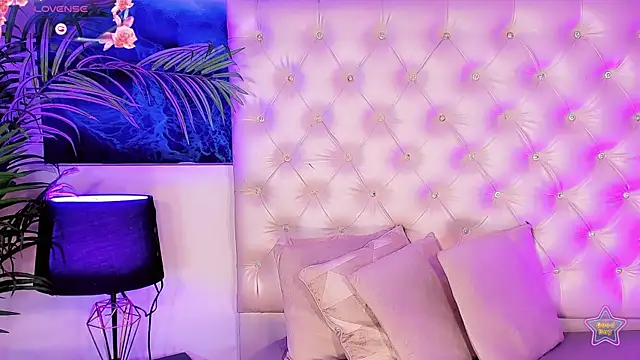 Keira_Fox31 live cam on StripChat