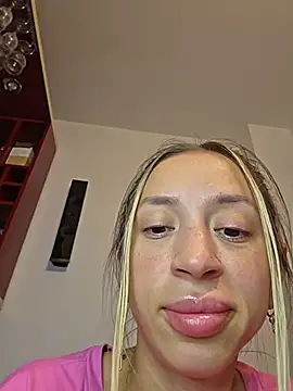 itsElora webcam