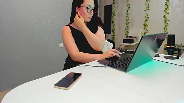 Yesss_Lilith live cam on StripChat