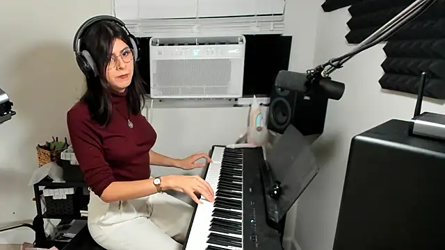 Model: itschloelaurent