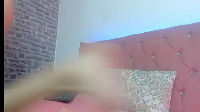 loverisu-coral live cam on StripChat