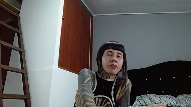 Emilia_1995 live cam on StripChat