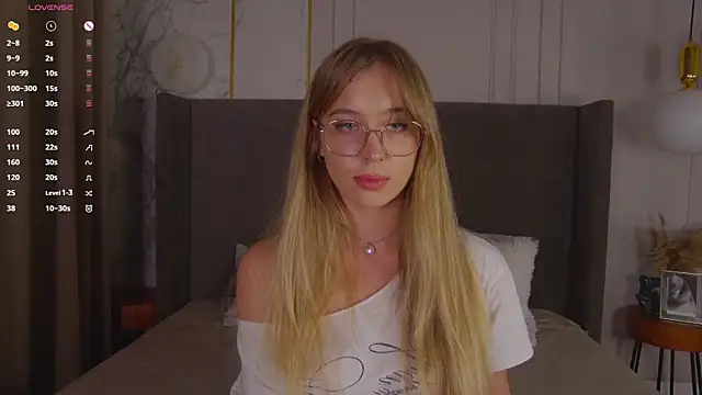 LoraineLuff webcam