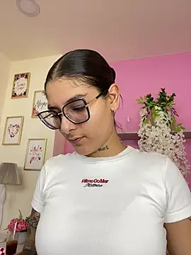 LauraRaider live cam on StripChat