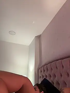 Bella__Wood live cam on StripChat