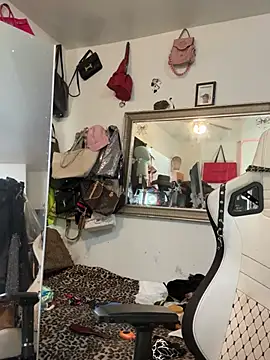 Motherbigbus live cam on StripChat