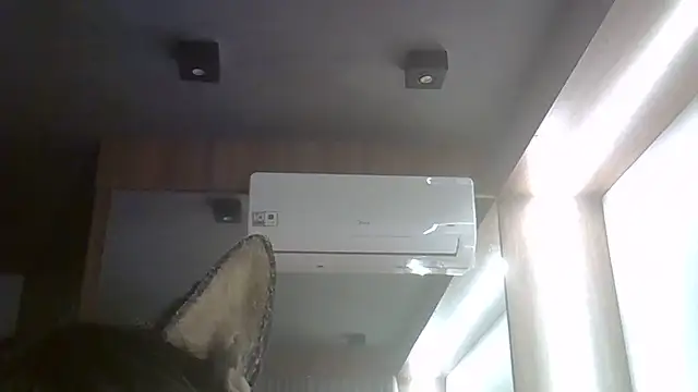 SkinnyKitten live cam on StripChat