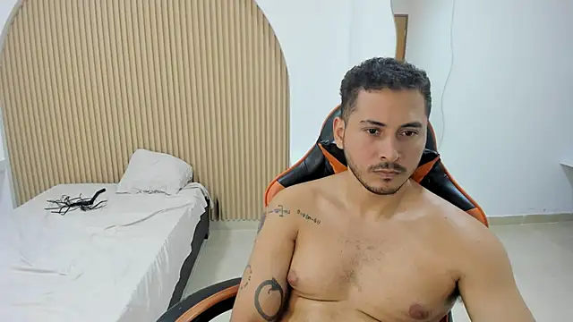 ashlan_king (M young) - I put on a show with another man.