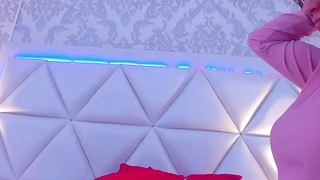 HollyOlson live cam on StripChat
