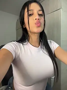 emmily_19 (F young) - NAKED AND BIGGG SQUIRTT