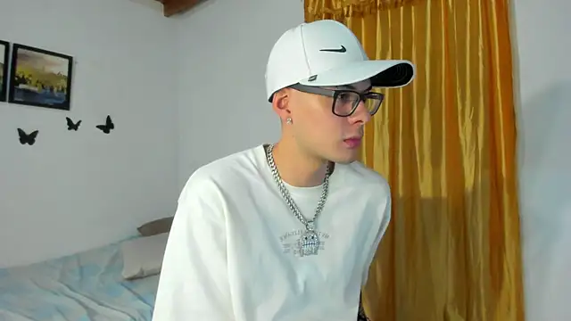 Vlad__night live cam on StripChat