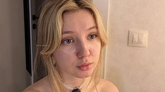 bonnyfloweer live cam on StripChat