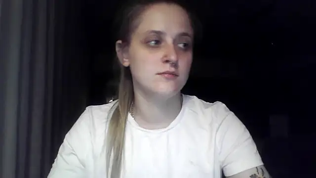 LeaWetGirl live cam on StripChat
