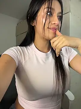 Emmily_19 live cam on StripChat