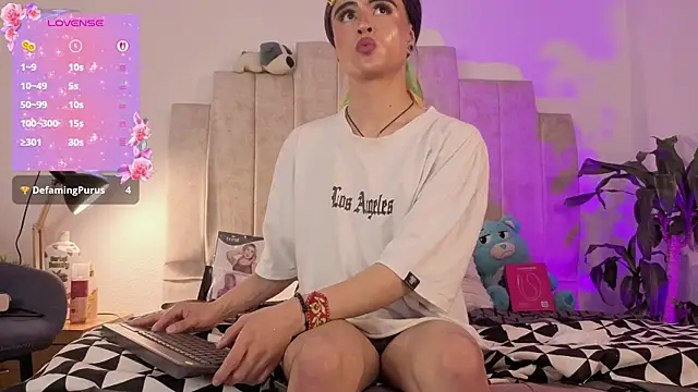 emilly-hall's live room