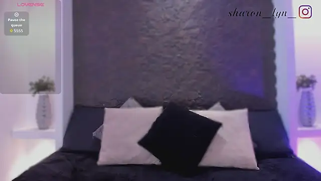 SharonLyn_ live cam on StripChat