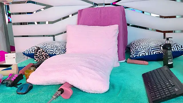 SabrinnaTaylor live cam on StripChat