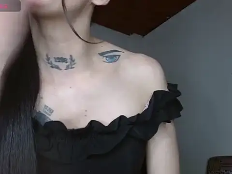 Scarlett_crastrawberry live cam on StripChat
