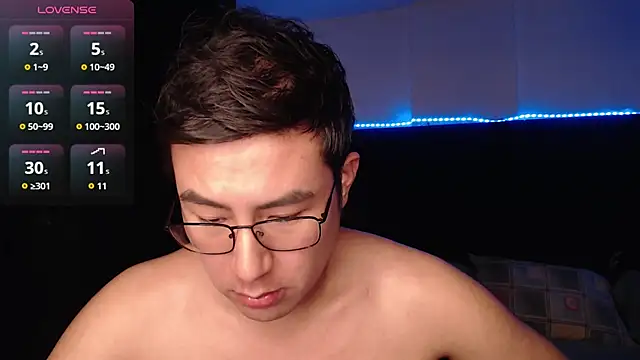andrewmhilton_ live cam on StripChat