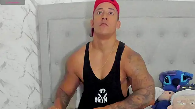 luigiferrara live cam on StripChat