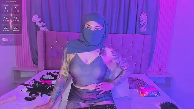Nayla-Mouna live cam on StripChat