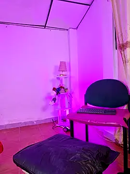 Megan_Roouse live cam on StripChat