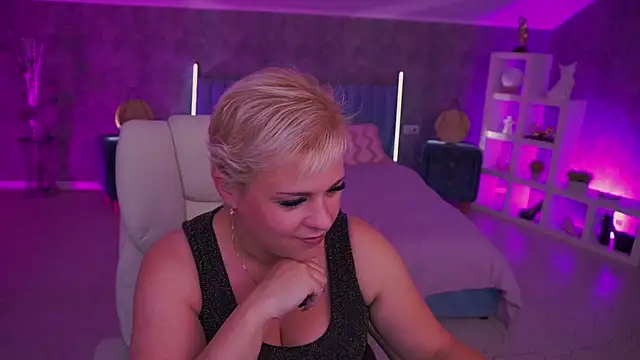 CrystalVibe live cam on StripChat