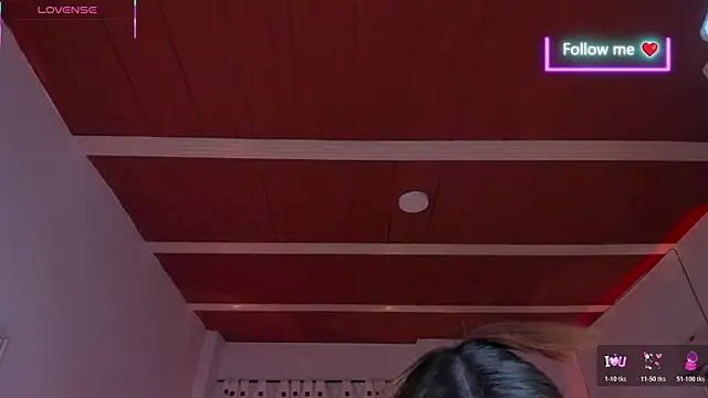 MiaLatina_ live cam on StripChat