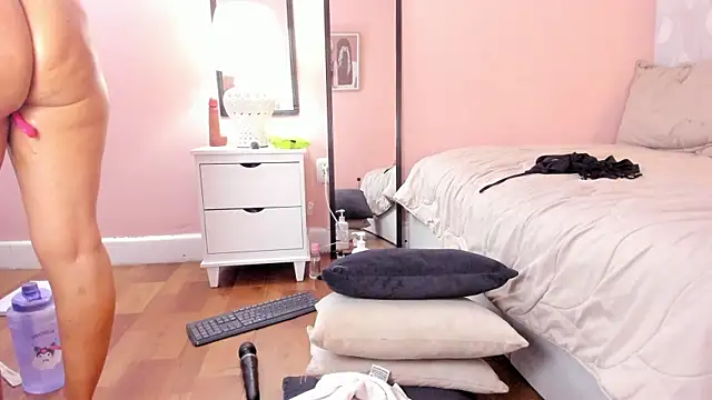 isabella_milf_ live cam on StripChat