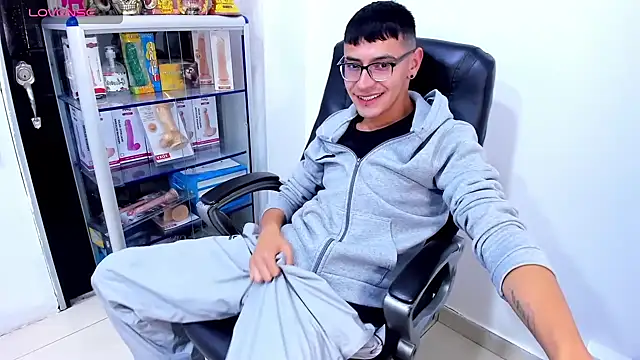 Alexx_bigcockk live cam on StripChat