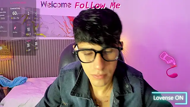 Dyla_n18 live cam on StripChat