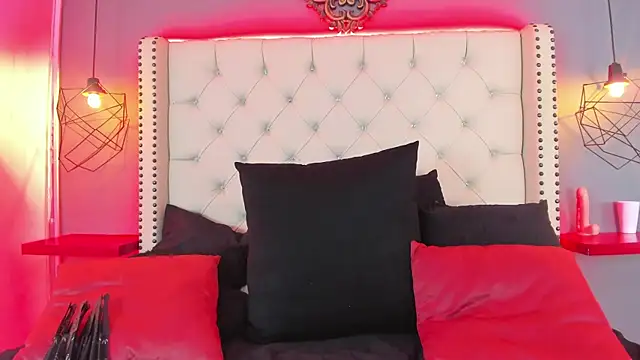 Brillytdoll live cam on StripChat
