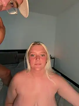 Blondebarbie21 webcam